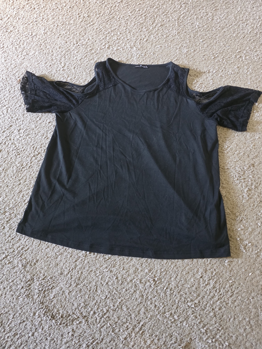Women’s Black Cold-Shoulder Lace Sleeve Tee